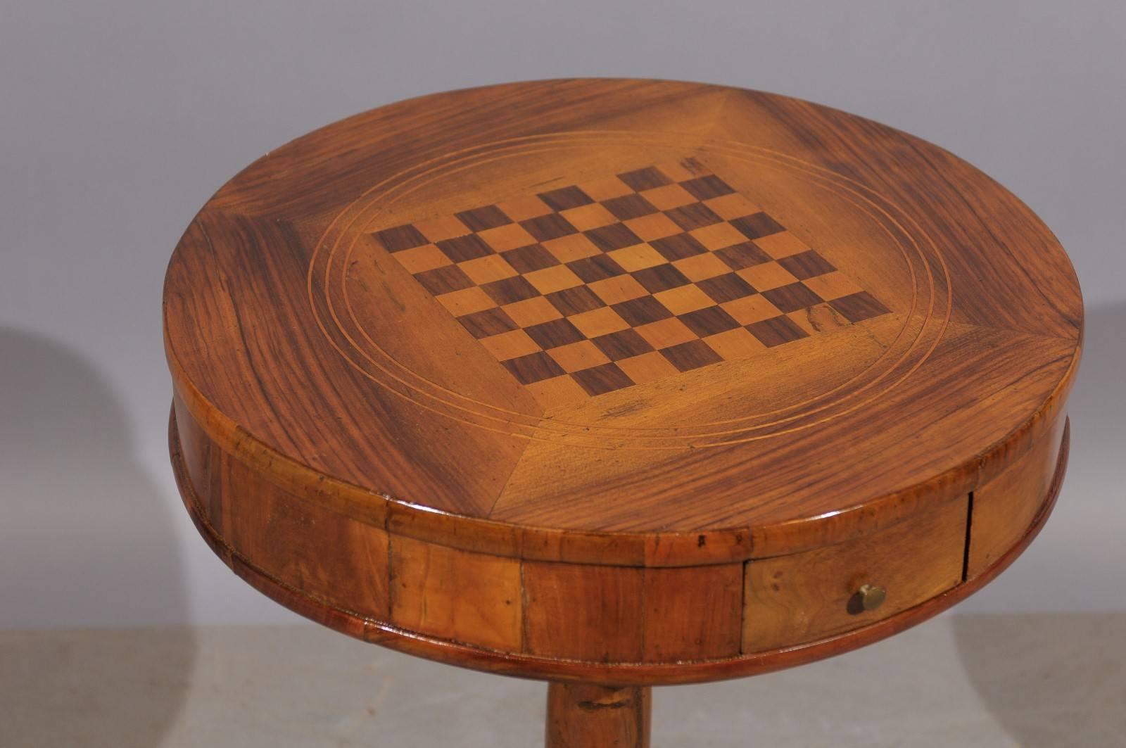 19th Century Italian Gueridon in Walnut with Checkerboard Inlay 4
