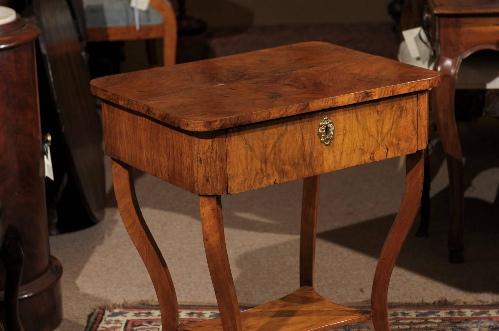 Early 19th Century Italian Walnut Table with Saber Leg and Lower Shelf 1