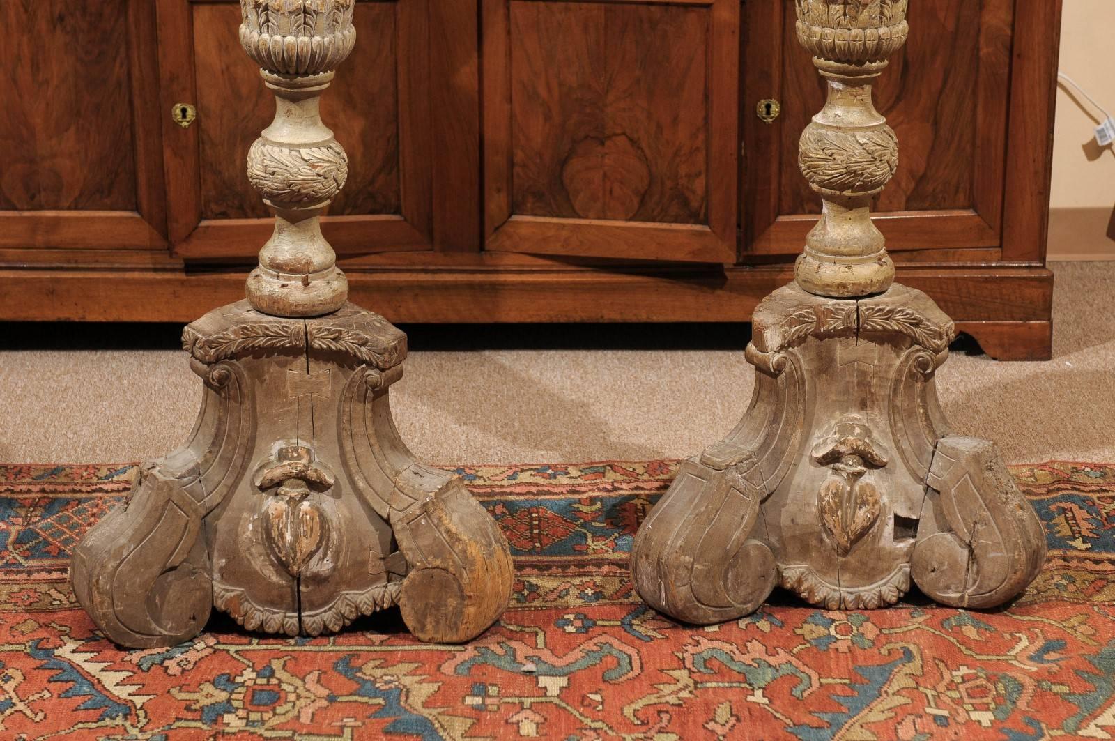 Pareja de antorchas de pie continentales de tamaño palaciego, ca. 1800 Madera en venta