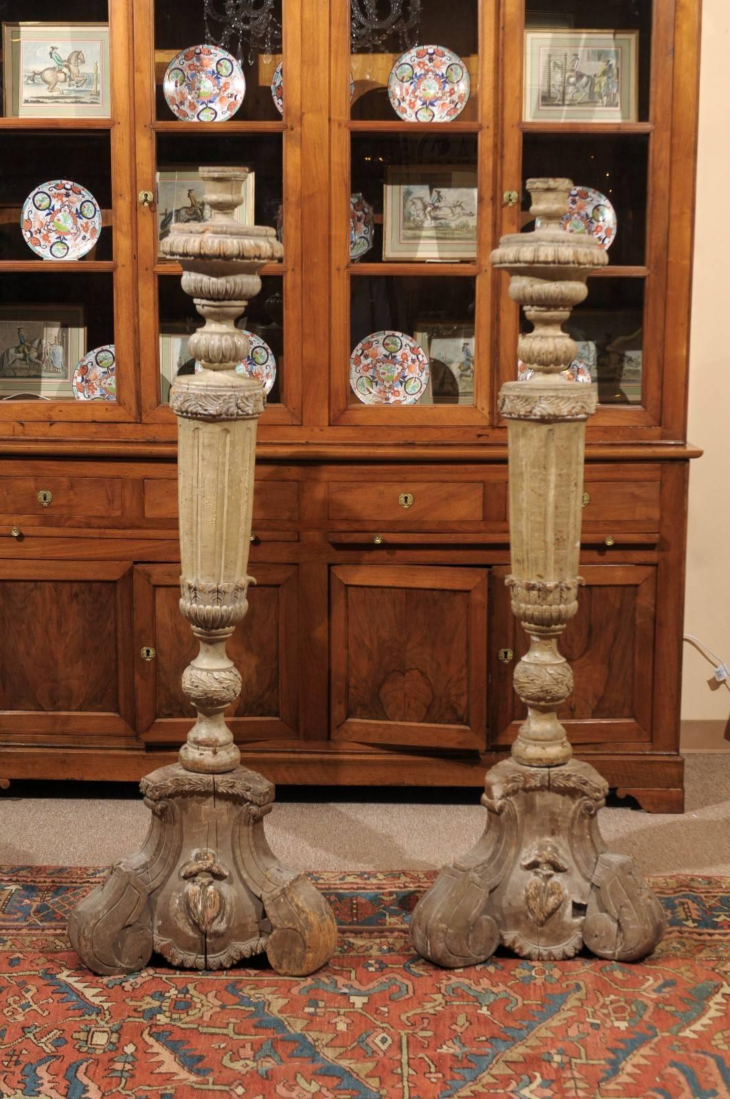 Pareja de candelabros / antorchas continentales de pie de tamaño palaciego, ca. 1800.