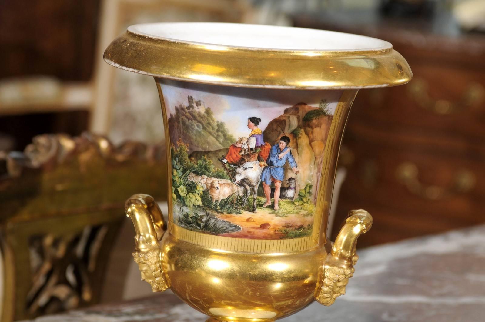 XIXe siècle Paire d'urnes en porcelaine française de Paris du 19ème siècle avec scènes et poignées peintes en vente