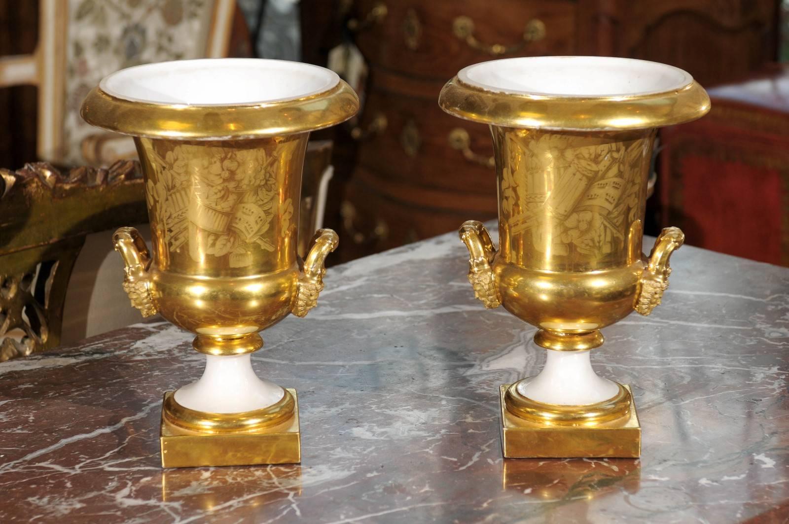 Pair of 19th Century French Paris Porcelain Urns with Painted Scenes & Handles For Sale 5