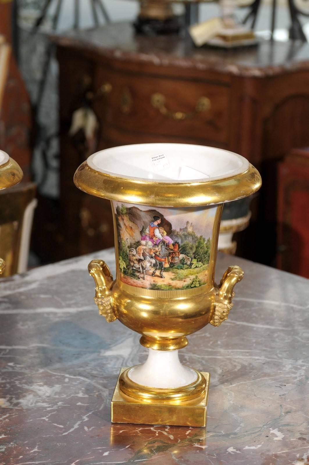 Porcelaine Paire d'urnes en porcelaine française de Paris du 19ème siècle avec scènes et poignées peintes en vente