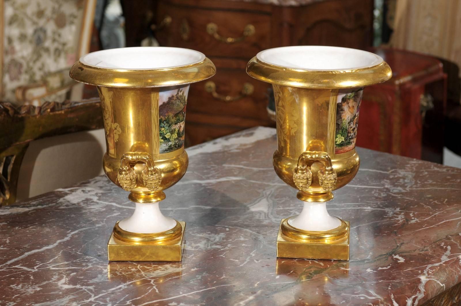 Paire d'urnes en porcelaine française de Paris du 19ème siècle avec scènes et poignées peintes en vente 1