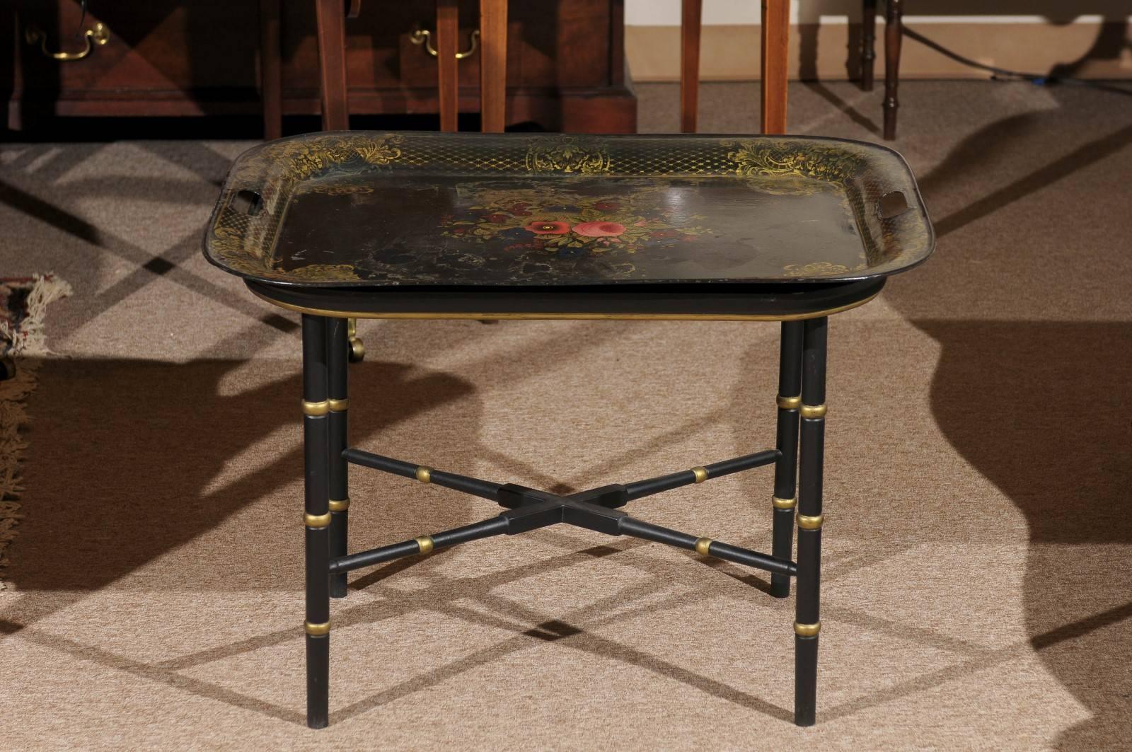 XIXe siècle Table à plateau en tôle française avec motif de panier à fleurs, 19ème siècle en vente