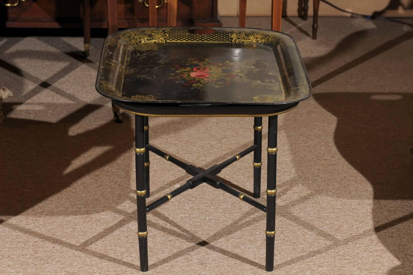Doré Table à plateau en tôle française avec motif de panier à fleurs, 19ème siècle en vente