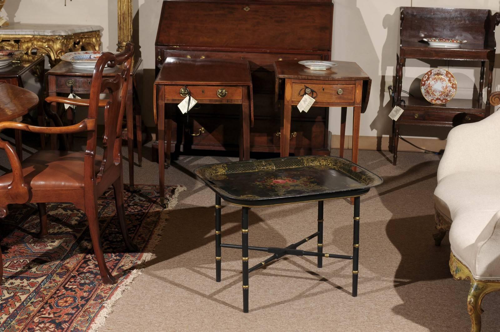 Français Table à plateau en tôle française avec motif de panier à fleurs, 19ème siècle en vente