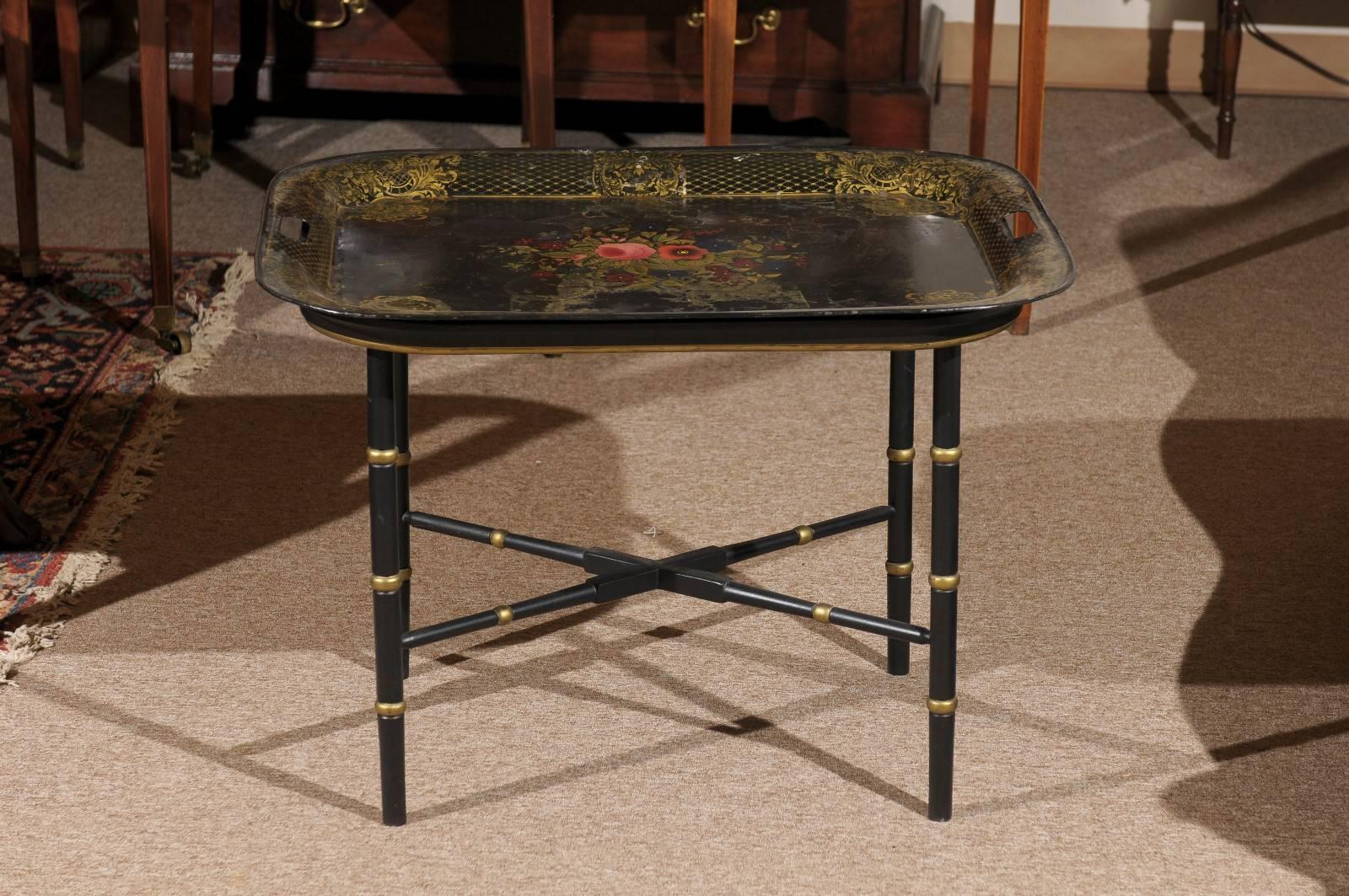 Table à plateau en tôle française avec motif de panier à fleurs, 19ème siècle Bon état - En vente à Atlanta, GA