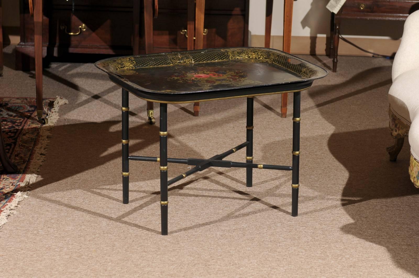 Table à plateau en tôle française avec motif de panier à fleurs, 19ème siècle en vente 1