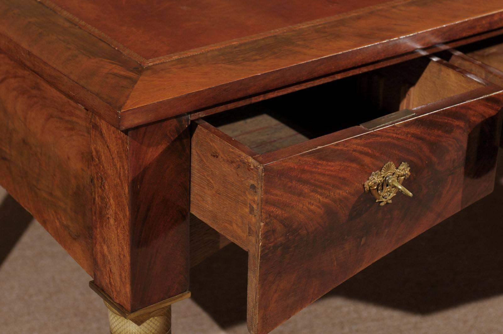 XIX secolo Grande scrivania francese Impero con piano in pelle marrone goffrata e gambe a colonna in vendita