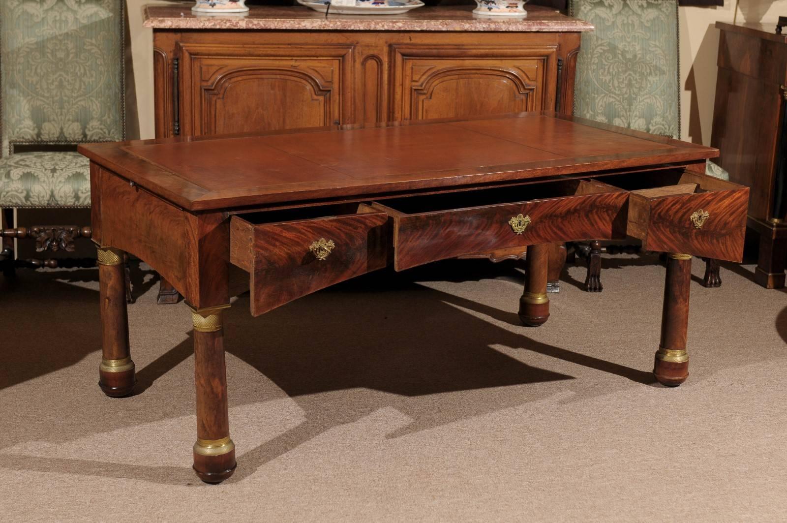 Grande scrivania francese Impero con piano in pelle marrone goffrata e gambe a colonna in vendita 1
