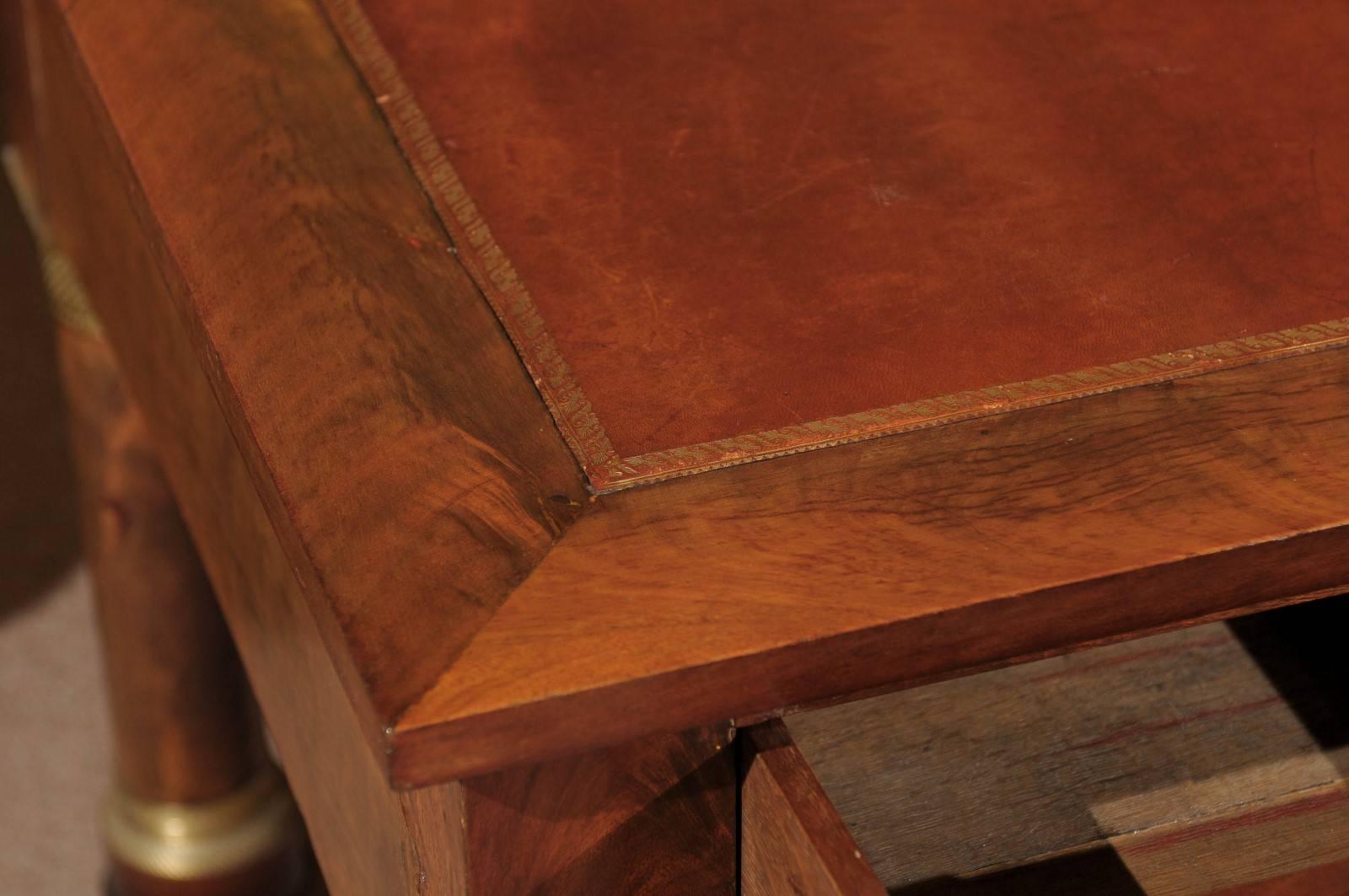 Grande scrivania francese Impero con piano in pelle marrone goffrata e gambe a colonna in vendita 2