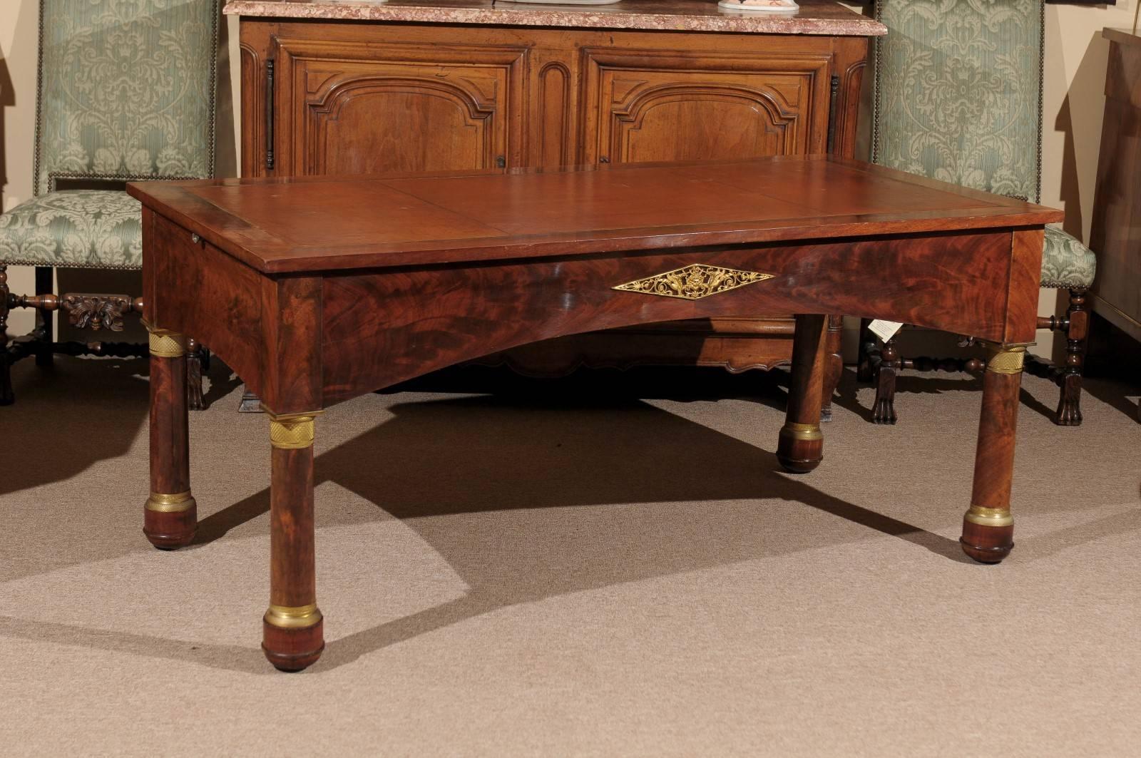 Grande scrivania francese Impero con piano in pelle marrone goffrata e gambe a colonna in vendita 4