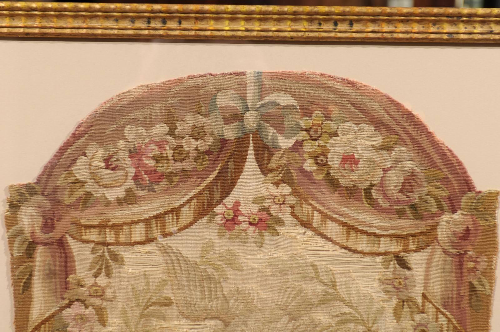 Gerahmtes französisches Wandteppichfragment aus vergoldetem Holz mit Kissen von Tauben aus dem 19. Jahrhundert im Angebot 3