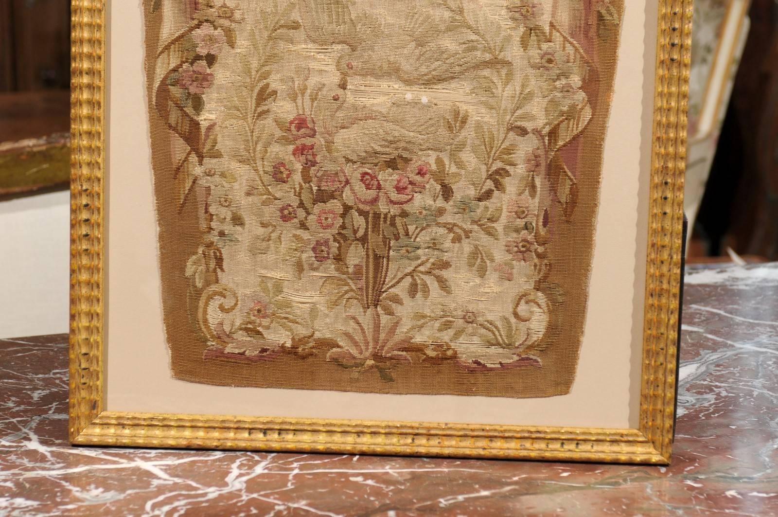 Gerahmtes französisches Wandteppichfragment aus vergoldetem Holz mit Kissen von Tauben aus dem 19. Jahrhundert im Angebot 4
