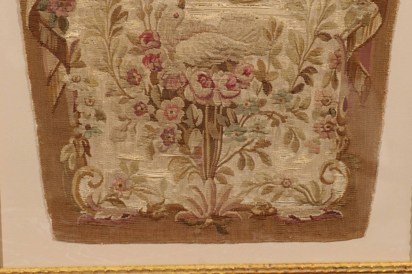 Gerahmtes französisches Wandteppichfragment aus vergoldetem Holz mit Kissen von Tauben aus dem 19. Jahrhundert im Angebot 5
