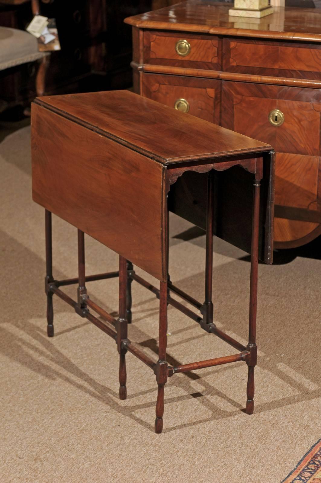 Early 19th century George II style spider leg drop-leaf table in mahogany, England.