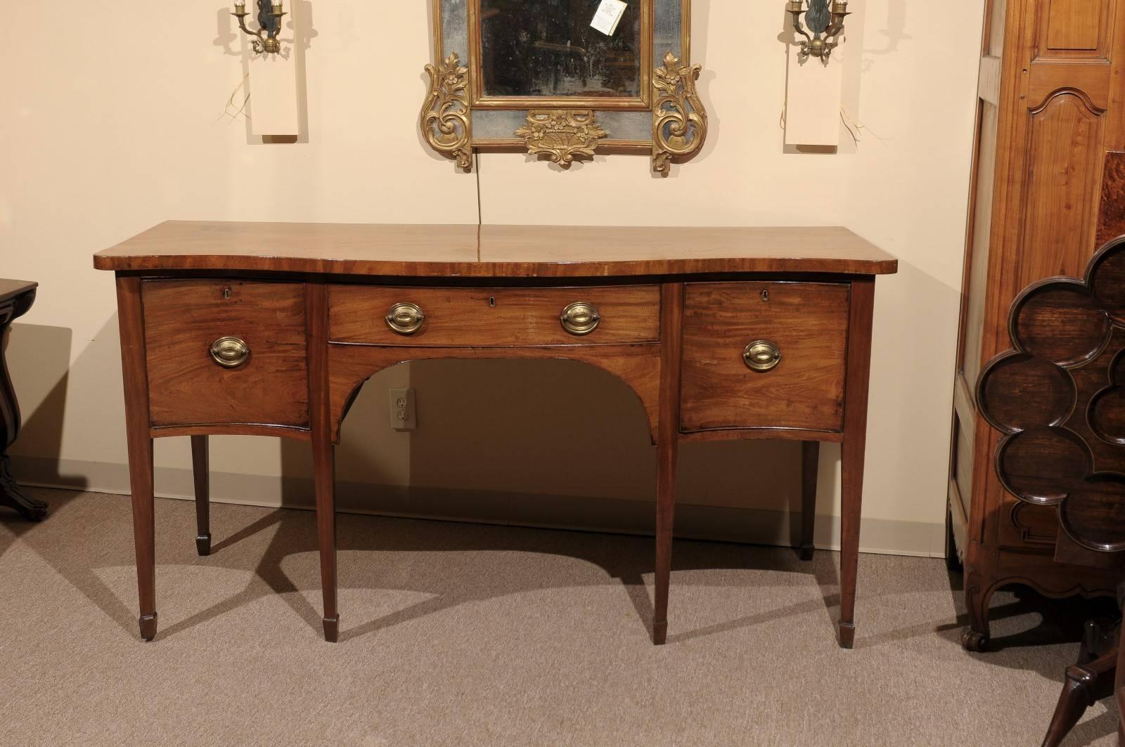 English George III Mahogany Sideboard with Spade Feet and Serpentine Front In Excellent Condition In Atlanta, GA