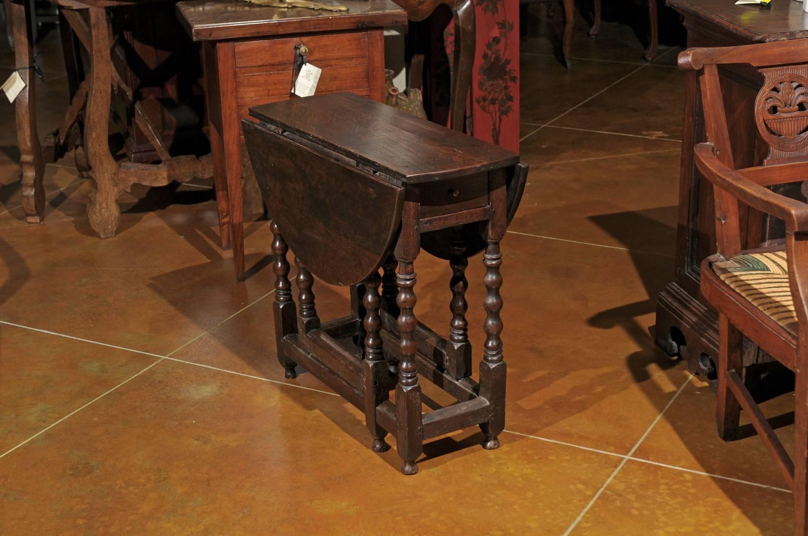 Petite English Oak Small Oak Gate Leg Table, 18th Century In Good Condition In Atlanta, GA