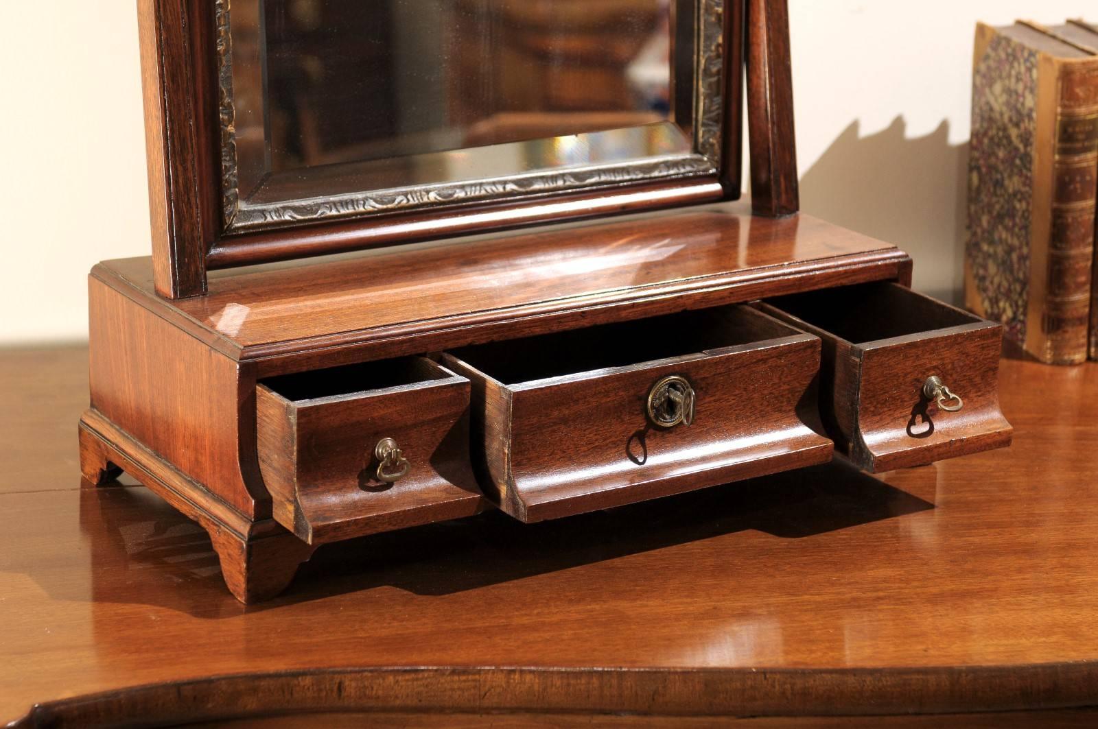 English George III Mahogany Shaving Mirror, Late 18th Century For Sale 2