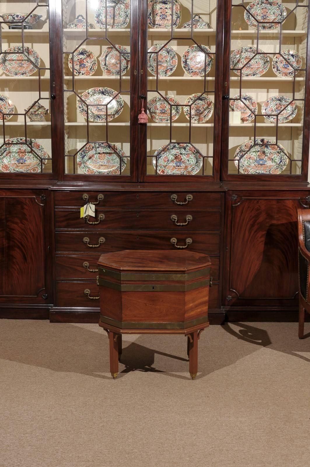 Early 19th Century English Octagonal Mahogany Cellarette on Later Stand In Excellent Condition In Atlanta, GA