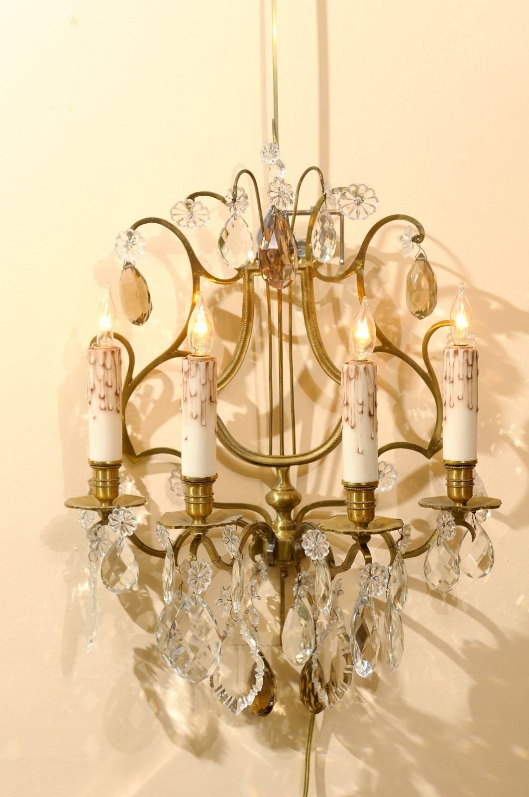 Paire de scones en laiton de type lyre à 4 lumières, datant du XIXe siècle, avec des cristaux ambrés et transparents.