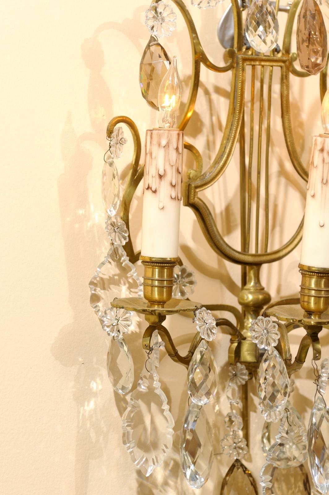 Paire d'appliques françaises à 4 lumières en laiton en forme de lyre avec cristaux d'ambre, 19ème siècle en vente 1