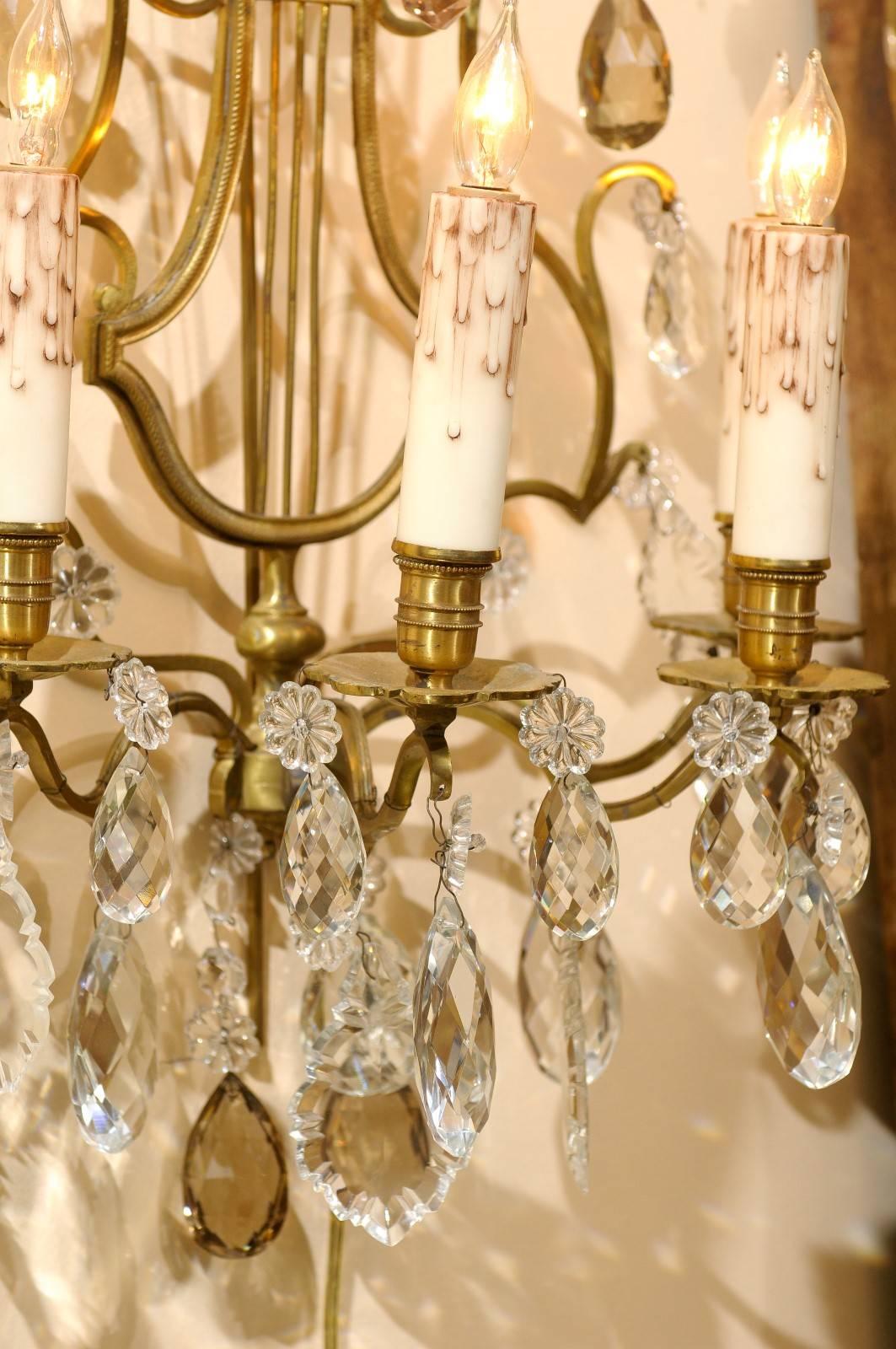 XIXe siècle Paire d'appliques françaises à 4 lumières en laiton en forme de lyre avec cristaux d'ambre, 19ème siècle en vente