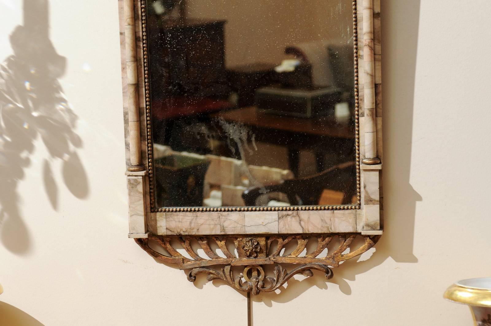Miroir espagnol du début du XIXe siècle monté sur marbre et doré à la feuille Excellent état - En vente à Atlanta, GA