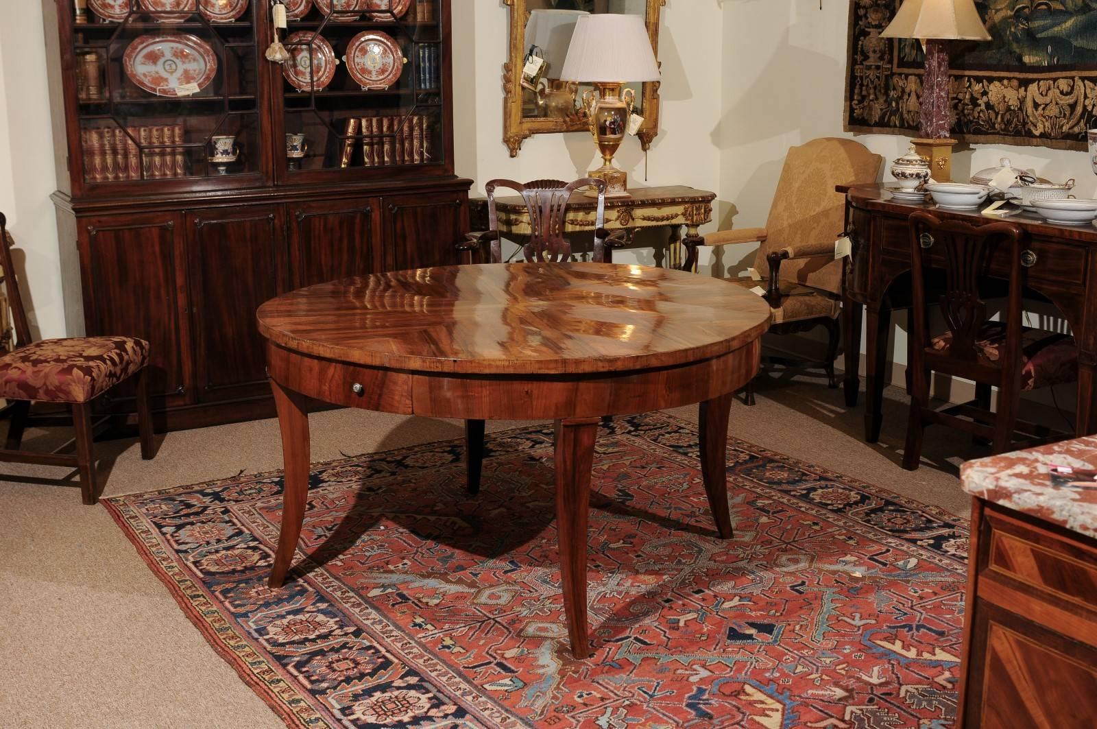 Large 19th Century Italian Walnut Round Dining or Center Table In Good Condition In Atlanta, GA