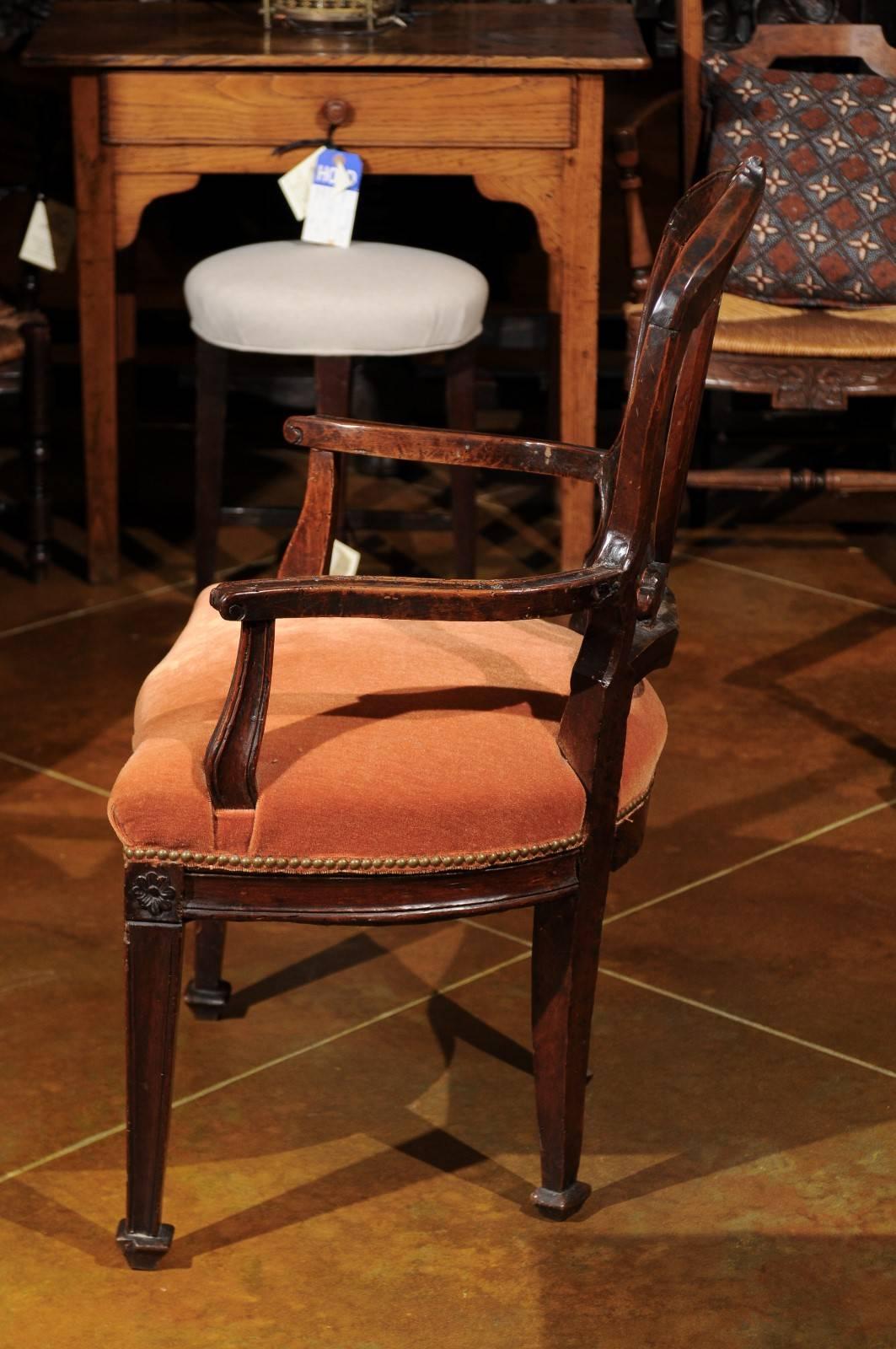 Rokoko-/ neoklassizistischer Sessel aus Nussbaumholz, Italien, um 1780 (Spätes 18. Jahrhundert) im Angebot