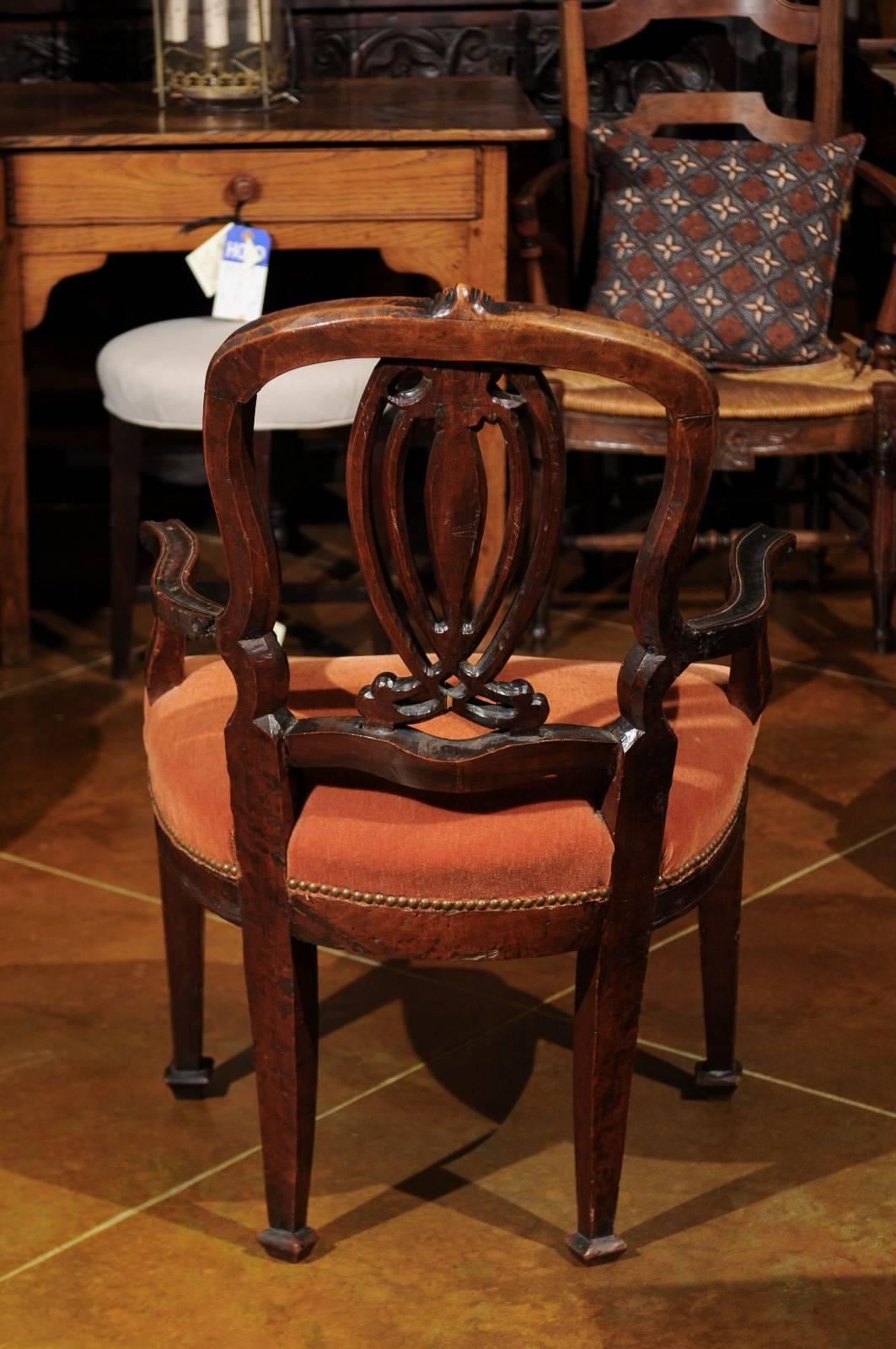 Rokoko-/ neoklassizistischer Sessel aus Nussbaumholz, Italien, um 1780 im Angebot 1