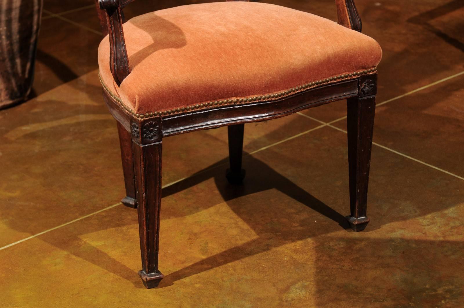 Rokoko-/ neoklassizistischer Sessel aus Nussbaumholz, Italien, um 1780 im Angebot 3