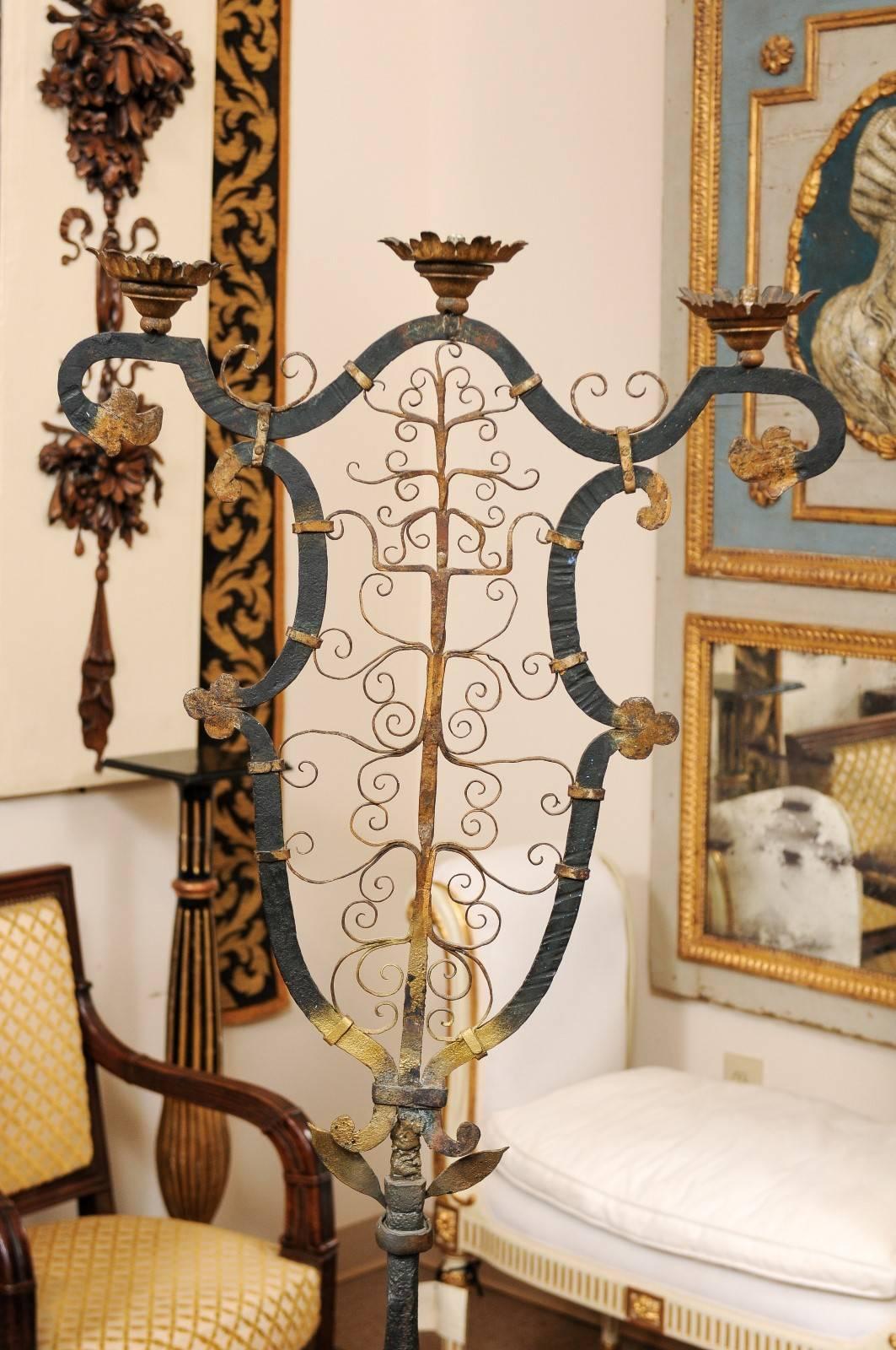 Candelabro de pie francés de hierro forjado, ca. 1900 en venta 2