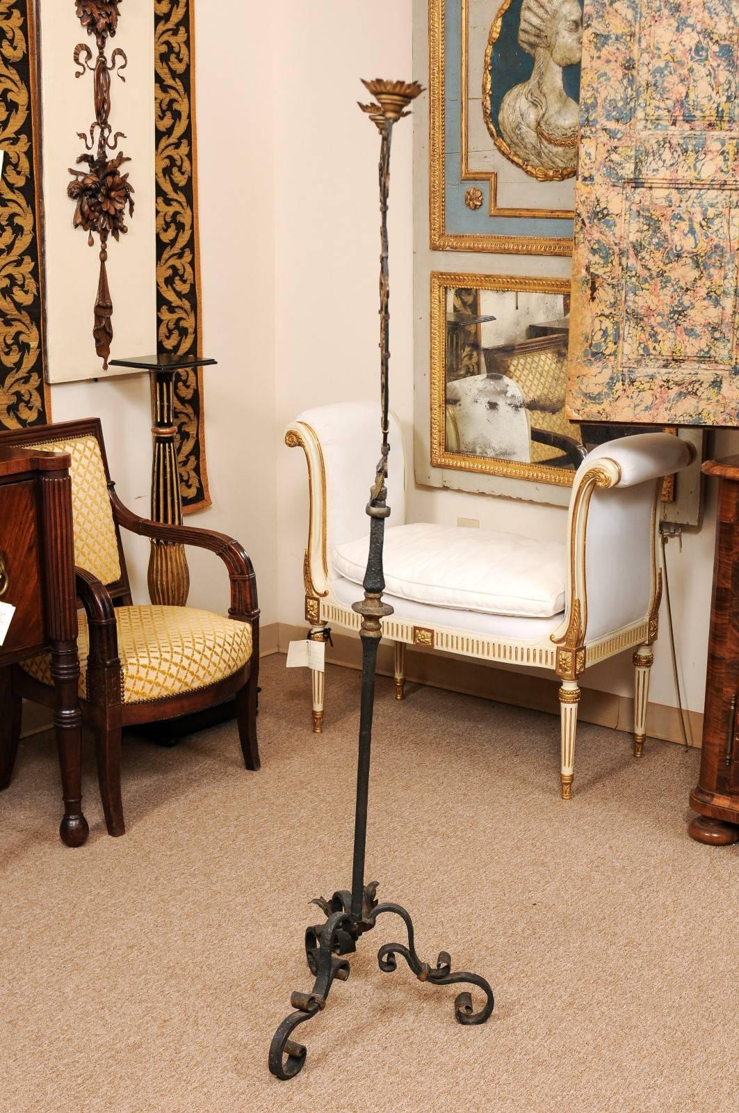 Candelabro de pie francés de hierro forjado, ca. 1900 en Bueno estado para la venta en Atlanta, GA
