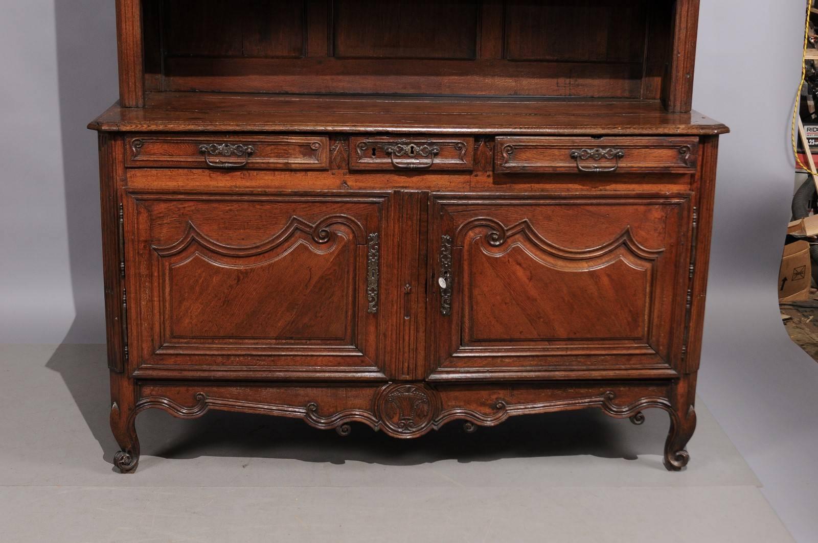 18th Century French Transitional Louis XV & Louis XVI Oak Vaisellier In Good Condition For Sale In Atlanta, GA