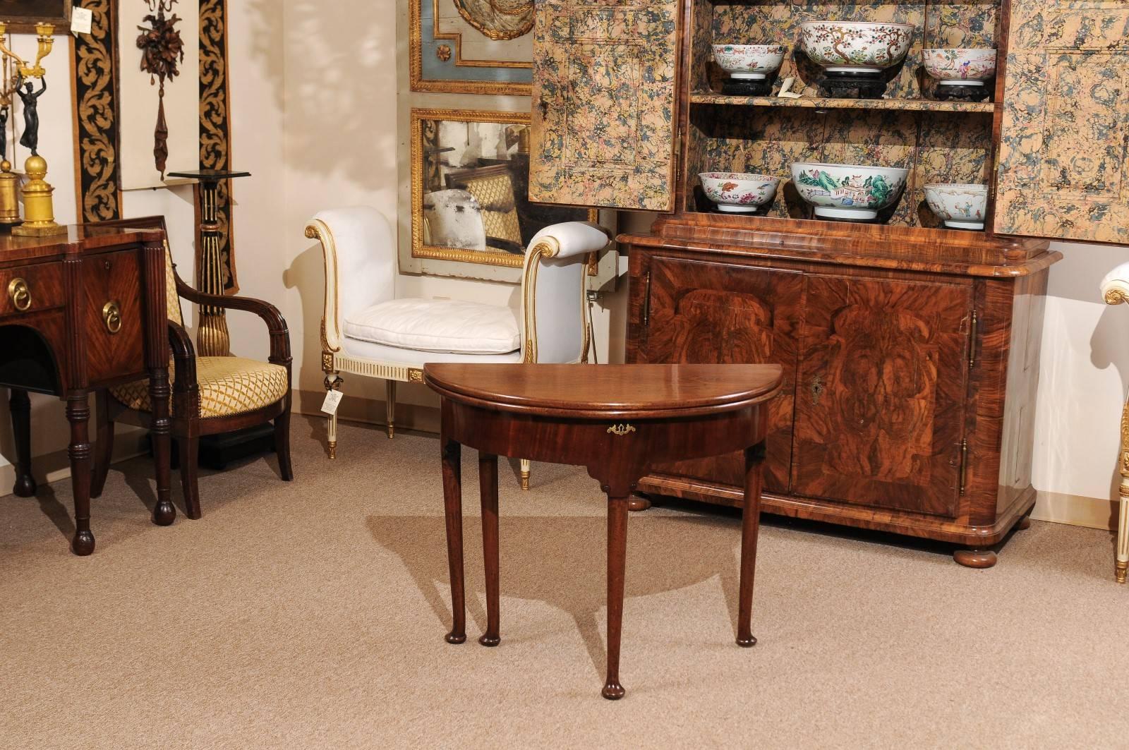 Englischer Mahagoni-Demilune-Spieltisch mit Flip-Top aus dem 18. Jahrhundert im Zustand „Gut“ im Angebot in Atlanta, GA