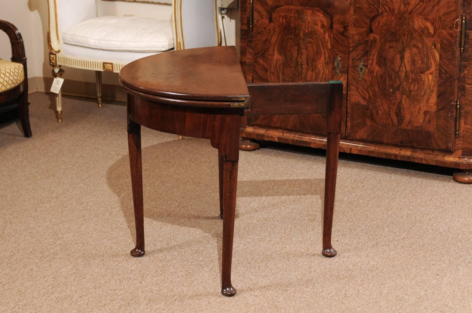 Englischer Mahagoni-Demilune-Spieltisch mit Flip-Top aus dem 18. Jahrhundert im Angebot 3