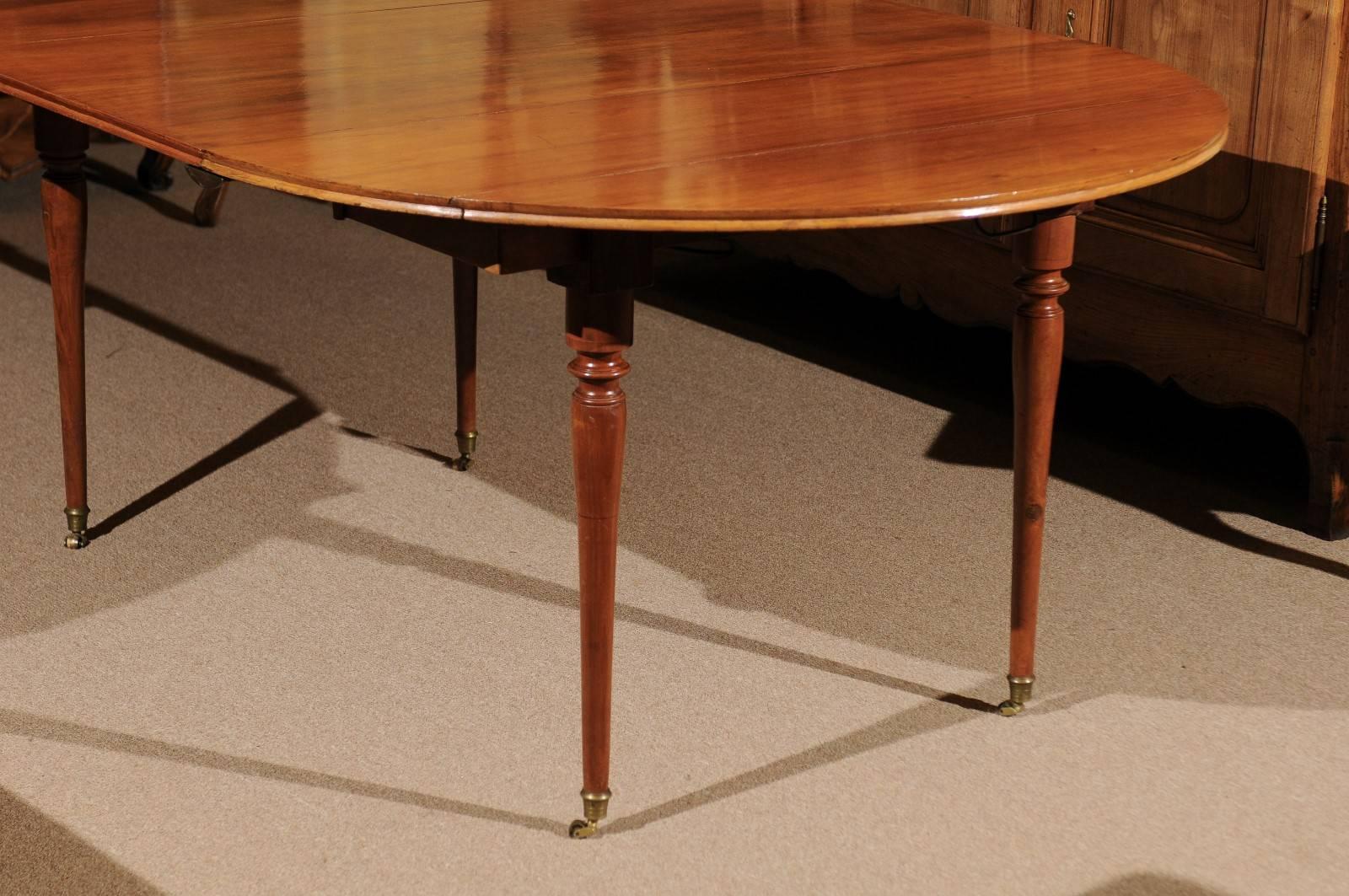 Extension Dining Table in Mahogany & Turned Tapering Legs, France, 19th Century In Excellent Condition In Atlanta, GA