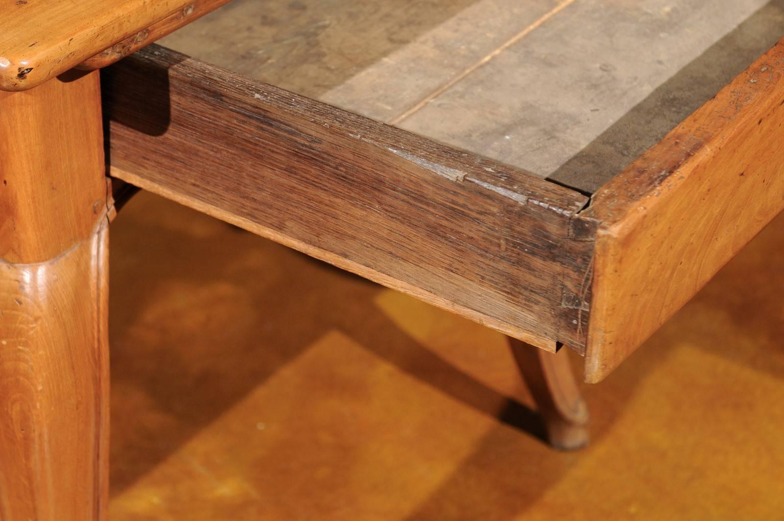 Table de ferme française en bois fruitier, datant d'environ 1800 Bon état - En vente à Atlanta, GA