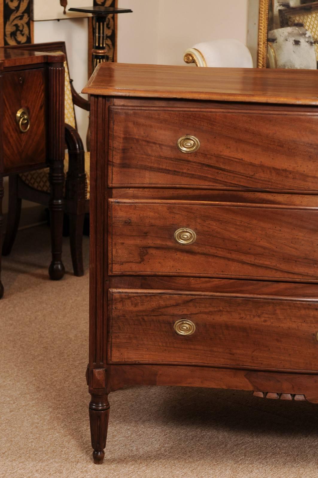 Neoclassical Italian Walnut Commode with Serpentine Front, Late 18th Century In Excellent Condition In Atlanta, GA