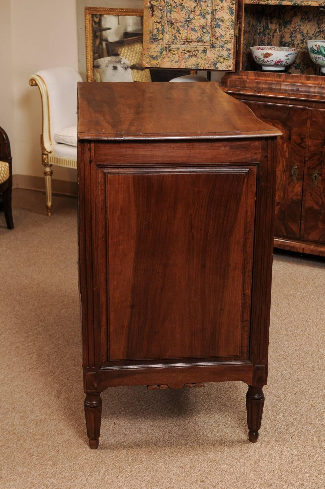 Neoclassical Italian Walnut Commode with Serpentine Front, Late 18th Century 3