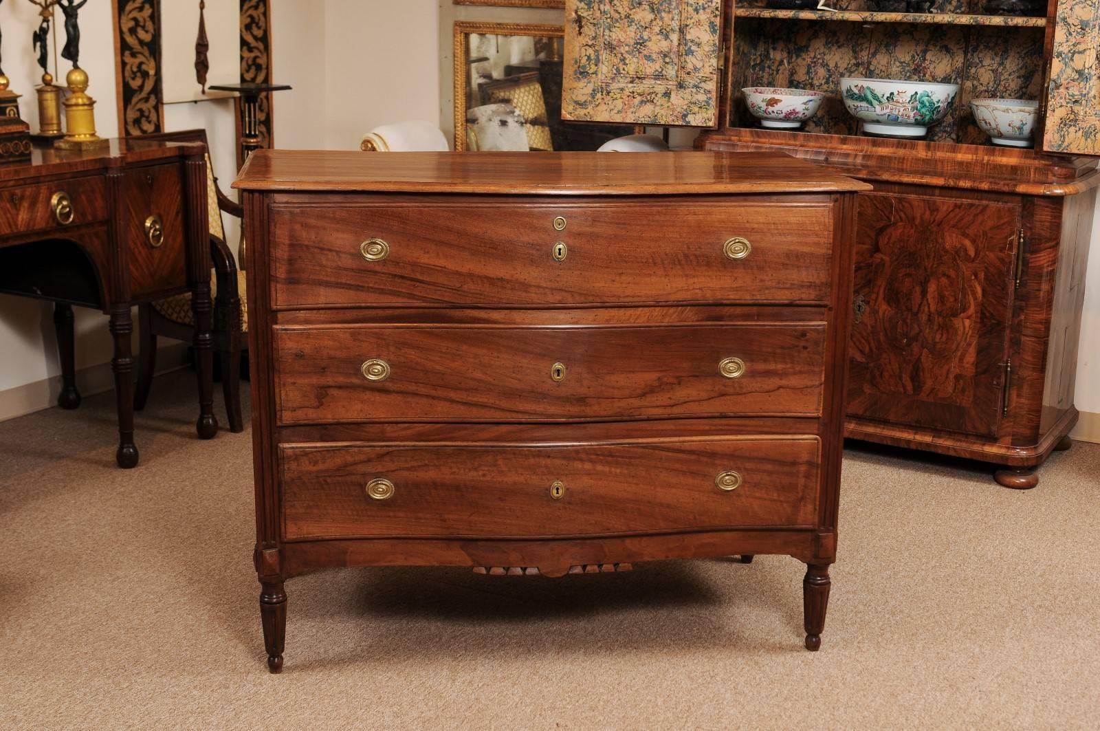 Neoclassical Italian Walnut Commode with Serpentine Front, Late 18th Century 4