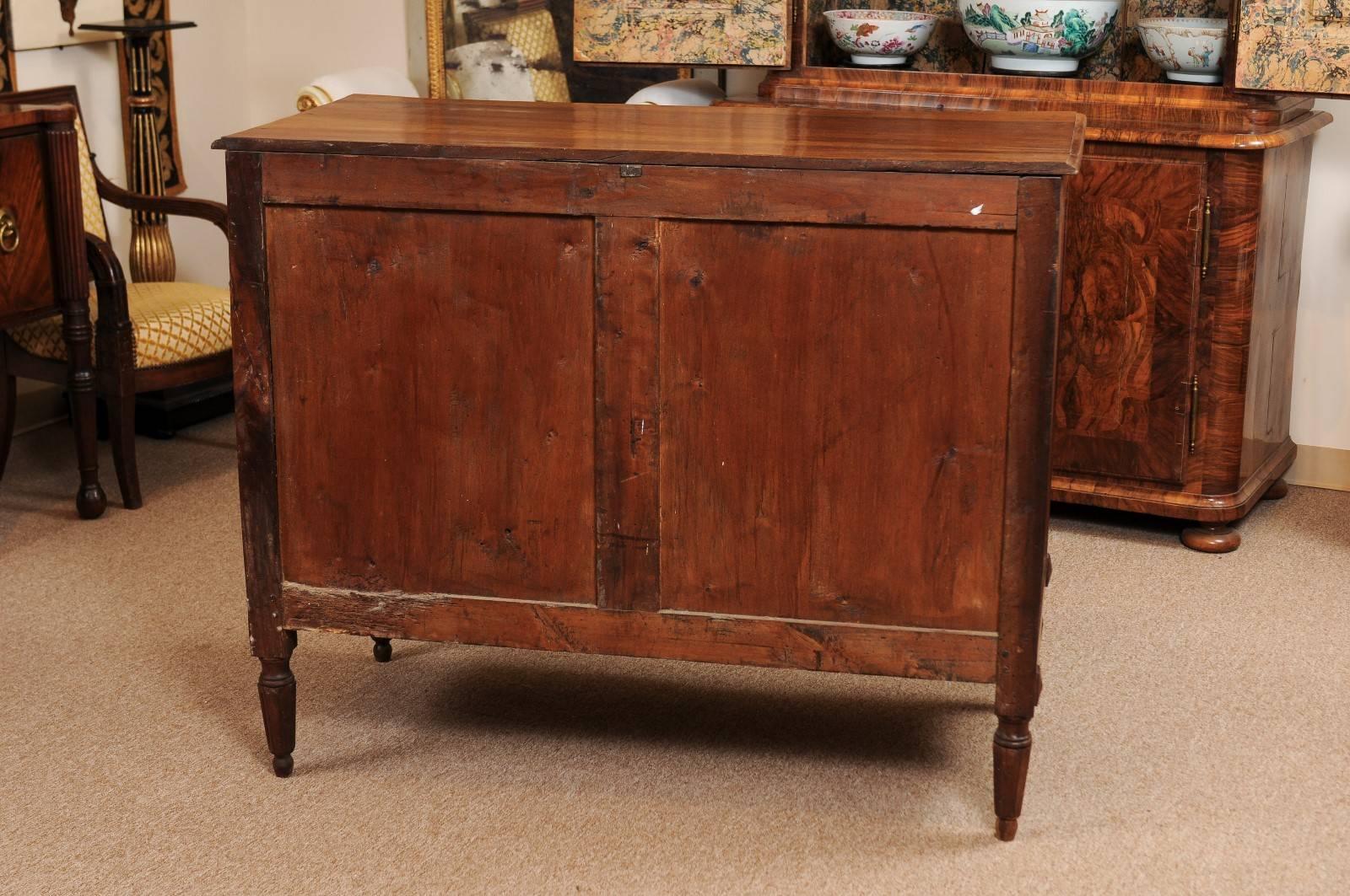 Neoclassical Italian Walnut Commode with Serpentine Front, Late 18th Century 5