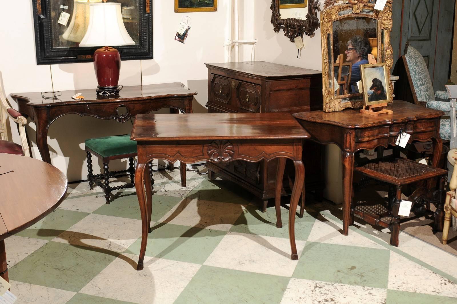 18th Century French Louis XV Walnut Table with Shell Carving & Side Drawer In Good Condition For Sale In Atlanta, GA