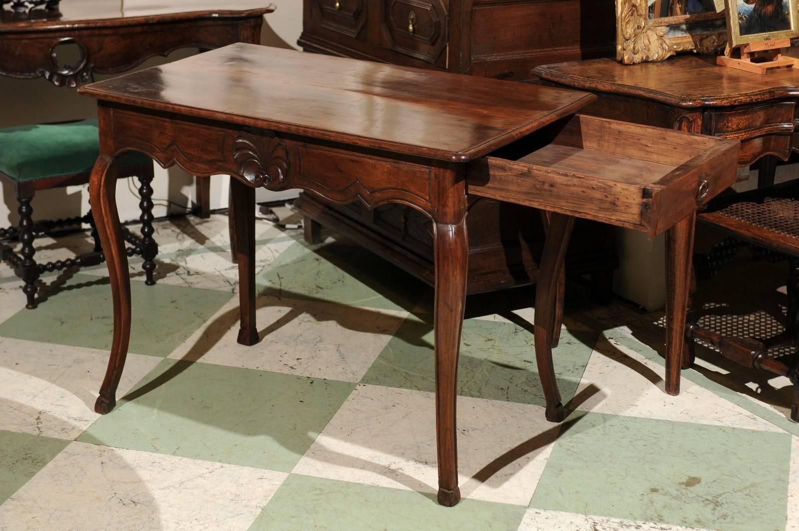 Table en noyer Louis XV du XVIIIe siècle avec sculpture de coquillages et tiroir latéral en vente 1