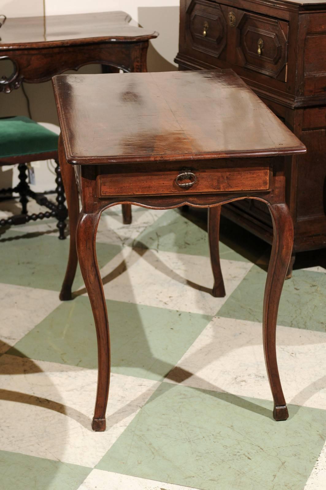 18th Century French Louis XV Walnut Table with Shell Carving & Side Drawer For Sale 5