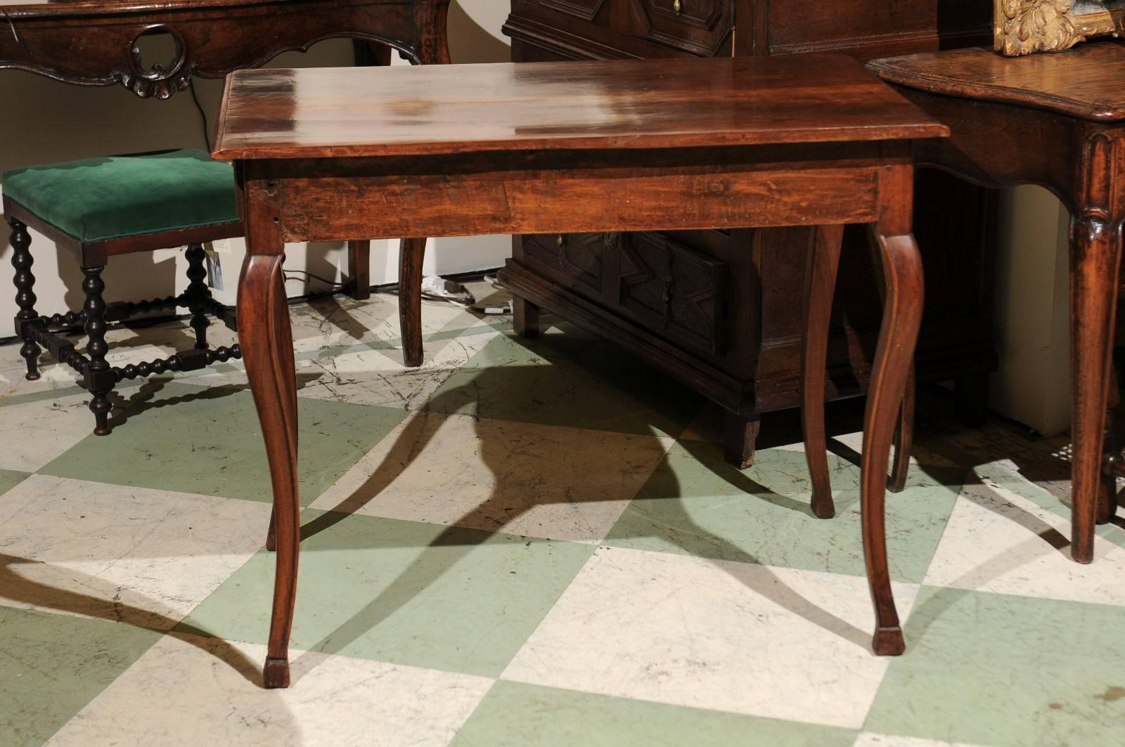 18th Century French Louis XV Walnut Table with Shell Carving & Side Drawer For Sale 6