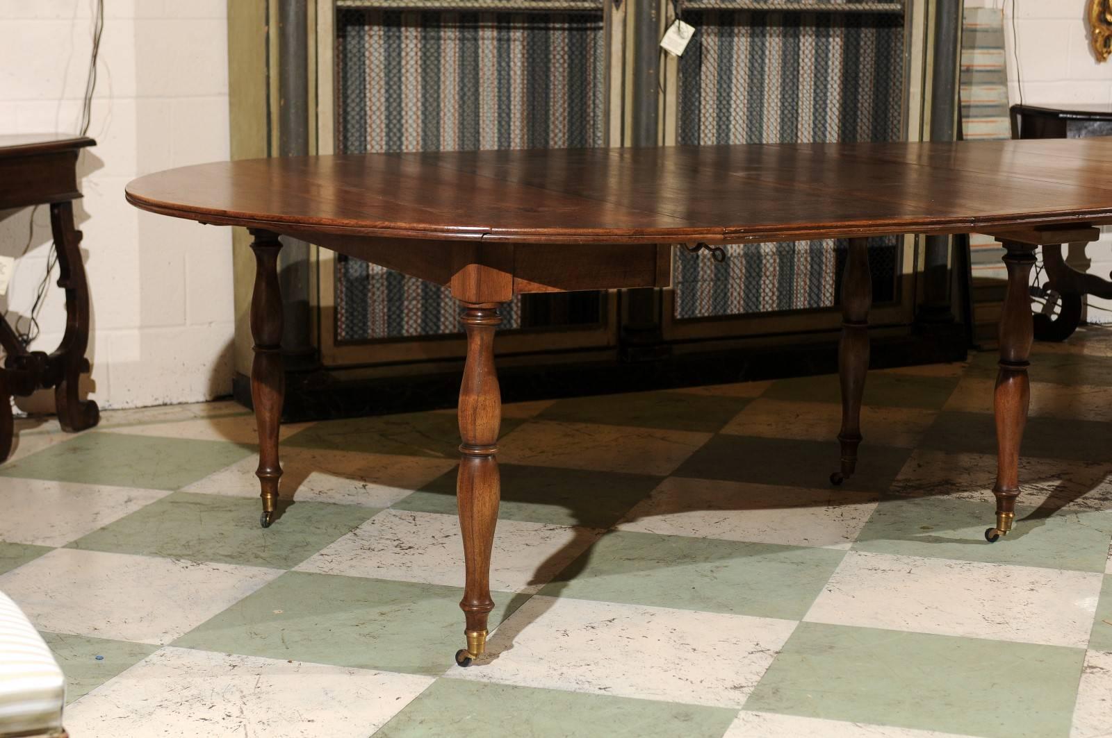 19th Century French Walnut Extension Dining Table, circa 1830 In Good Condition In Atlanta, GA