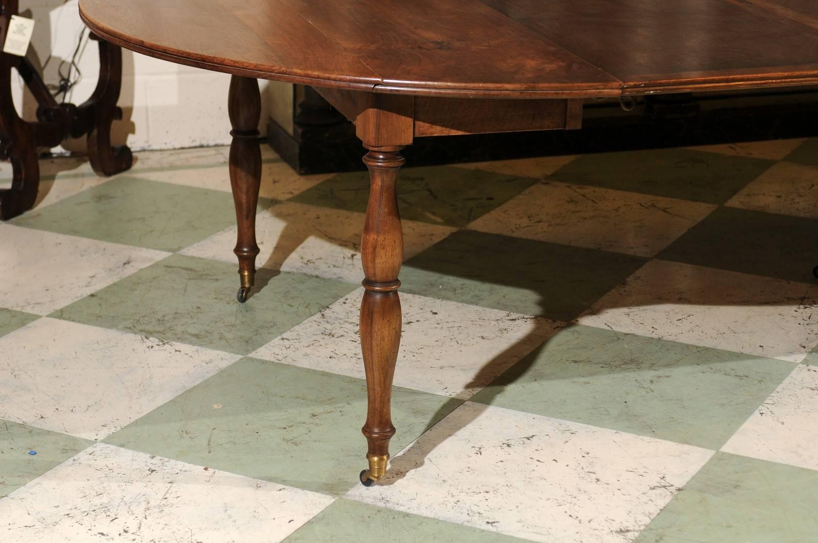 19th Century French Walnut Extension Dining Table, circa 1830 2